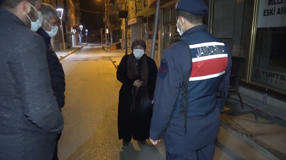 Ticari taksi sürücüsü, ekipleri görünce hasta kadını sokağa bırakıp kaçtı