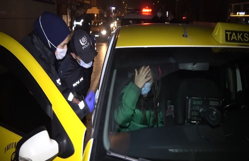 Ticari takside alkol alırken yakalanan genç kadın, 