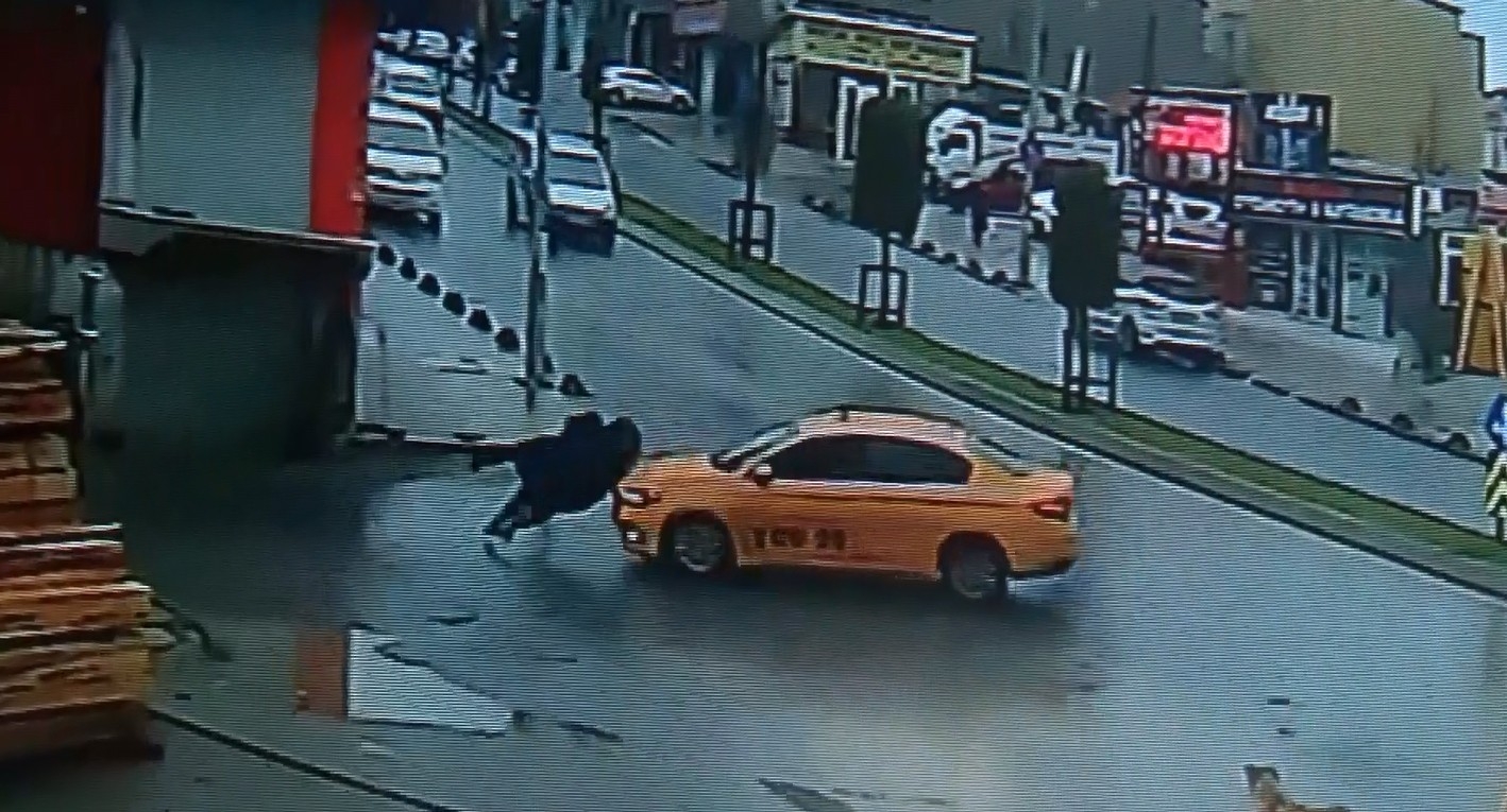 Ticari taksinin iki kıza çarptığı feci anlar kamerada