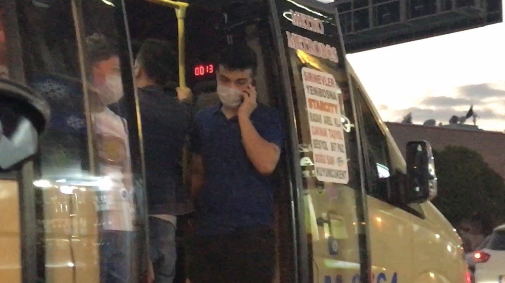 Tıka basa dolu olan minibüs kapıları açık yoluna devam etti