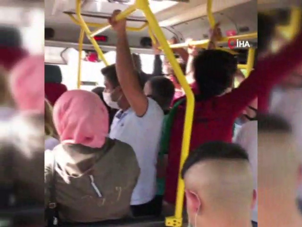 Tıklım tıklım dolu minibüste yolculuk kamerada
