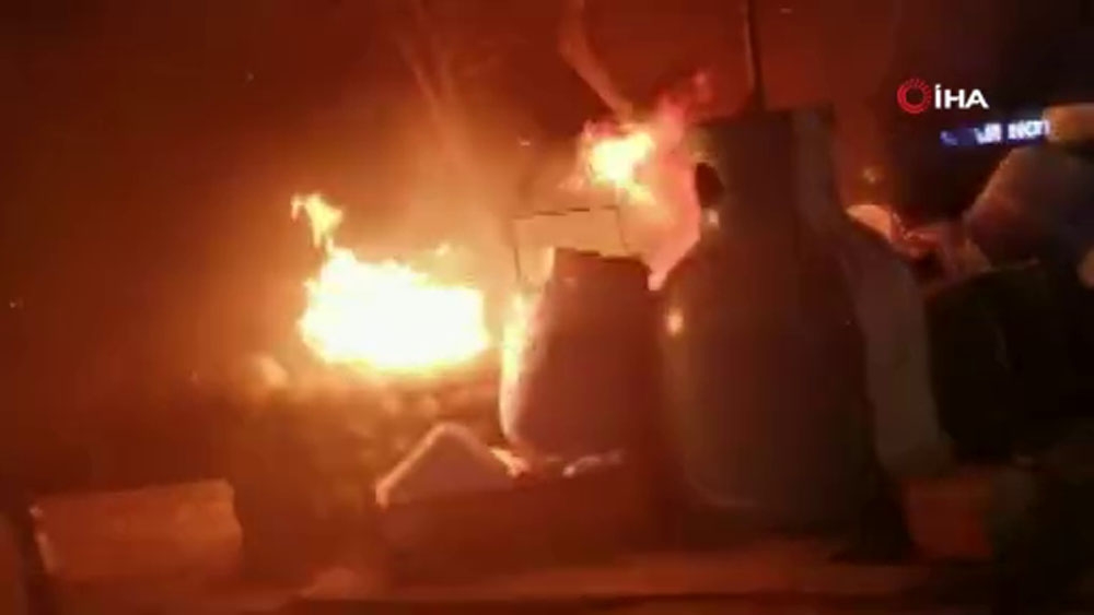 Tinerciler Taksim’de parkı yaktı