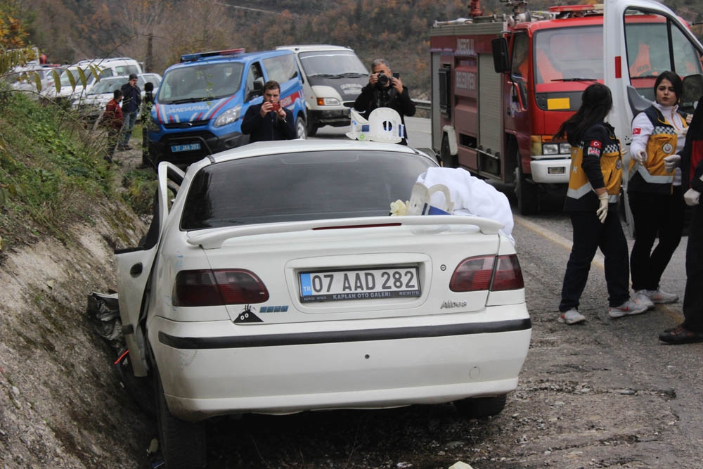 Tır İle Otomobil Çarpıştı, Biri Bebek 3 Ölü, 2 Yaralı