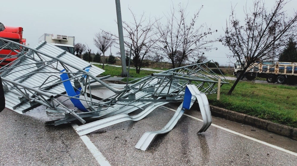 Tır tabelaları uçurdu, Bursa-Yalova yolunda trafik durdu
