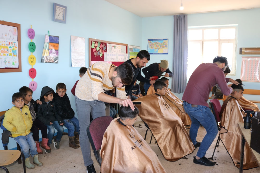 Tıraş Takımlarını Alıp Köy Okullarının Yolunu Tuttu