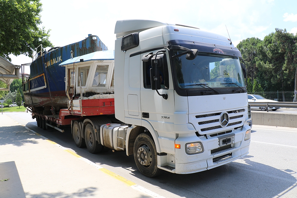 Tırda taşınan balıkçı teknesi alt geçide takıldı, trafik altüst oldu