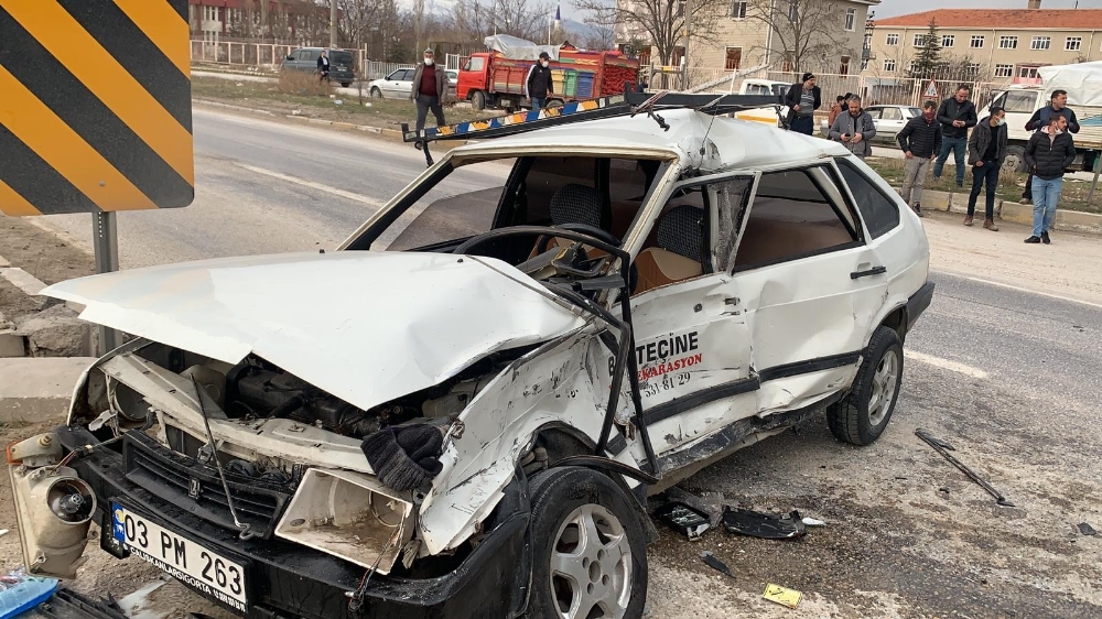 Tırın çarptığı otomobilin sürüklediği anlar güvenlik kamerasında