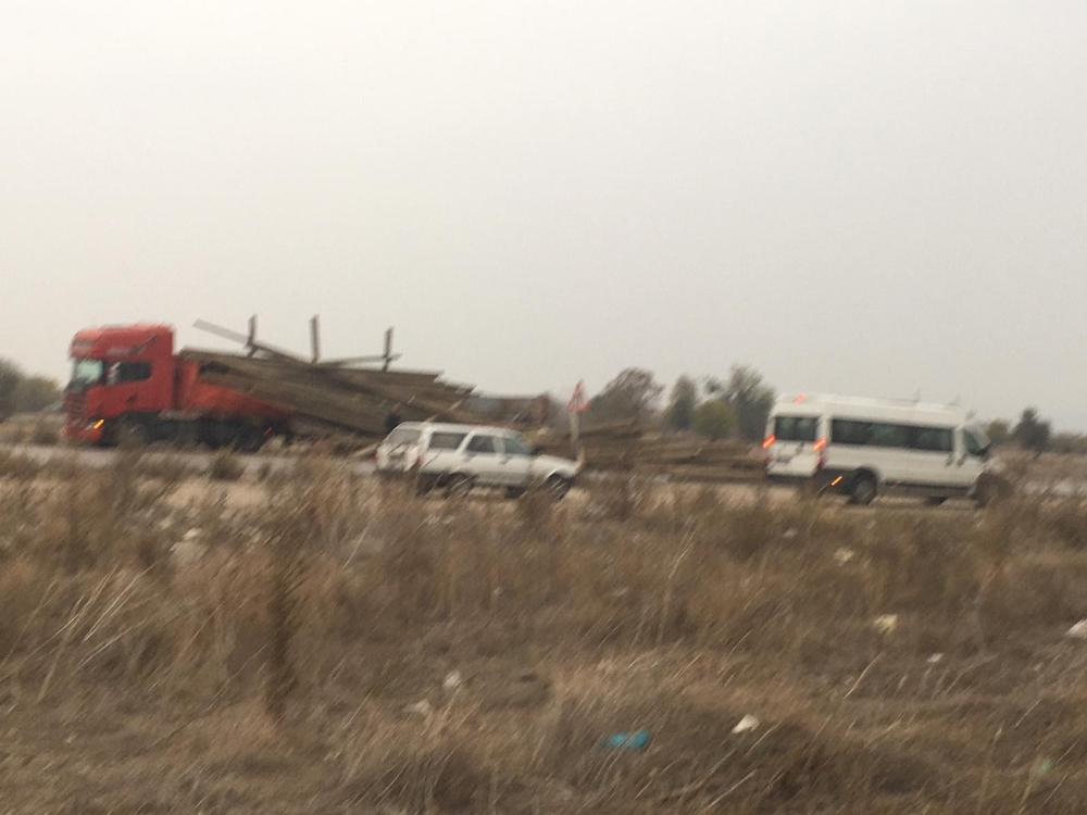 Tırın Dorse Kapağı Açılınca Taşıdığı Tomruklar Yola Savruldu