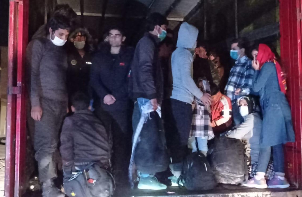 Tırla göçmen kaçakçılığı polise takıldı