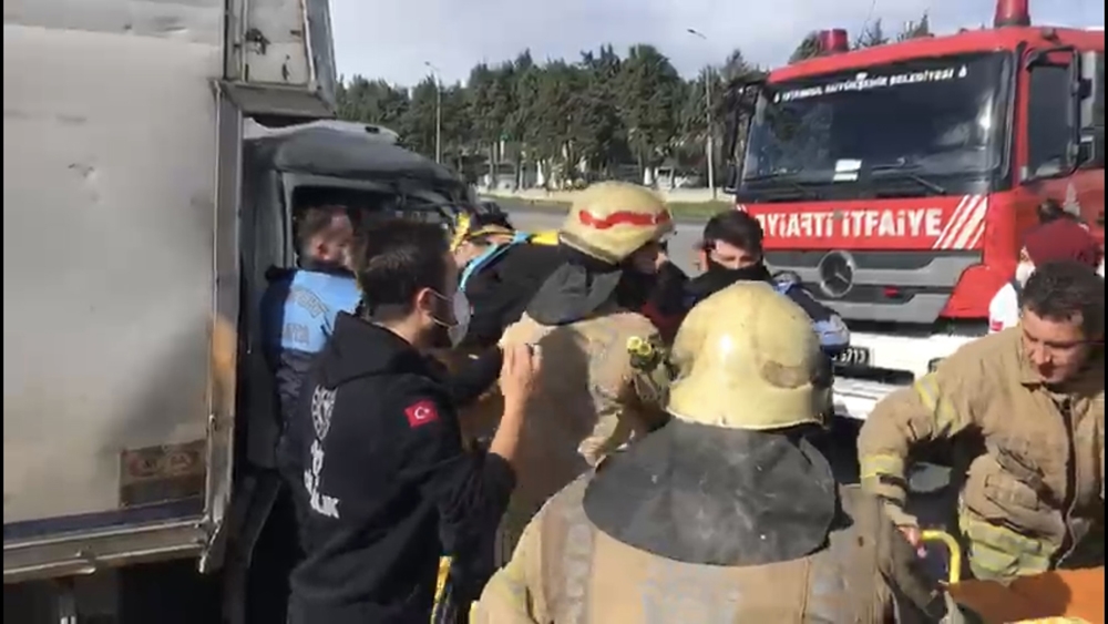 Tırla kamyonetin kafa kafaya çarpışması kamerada