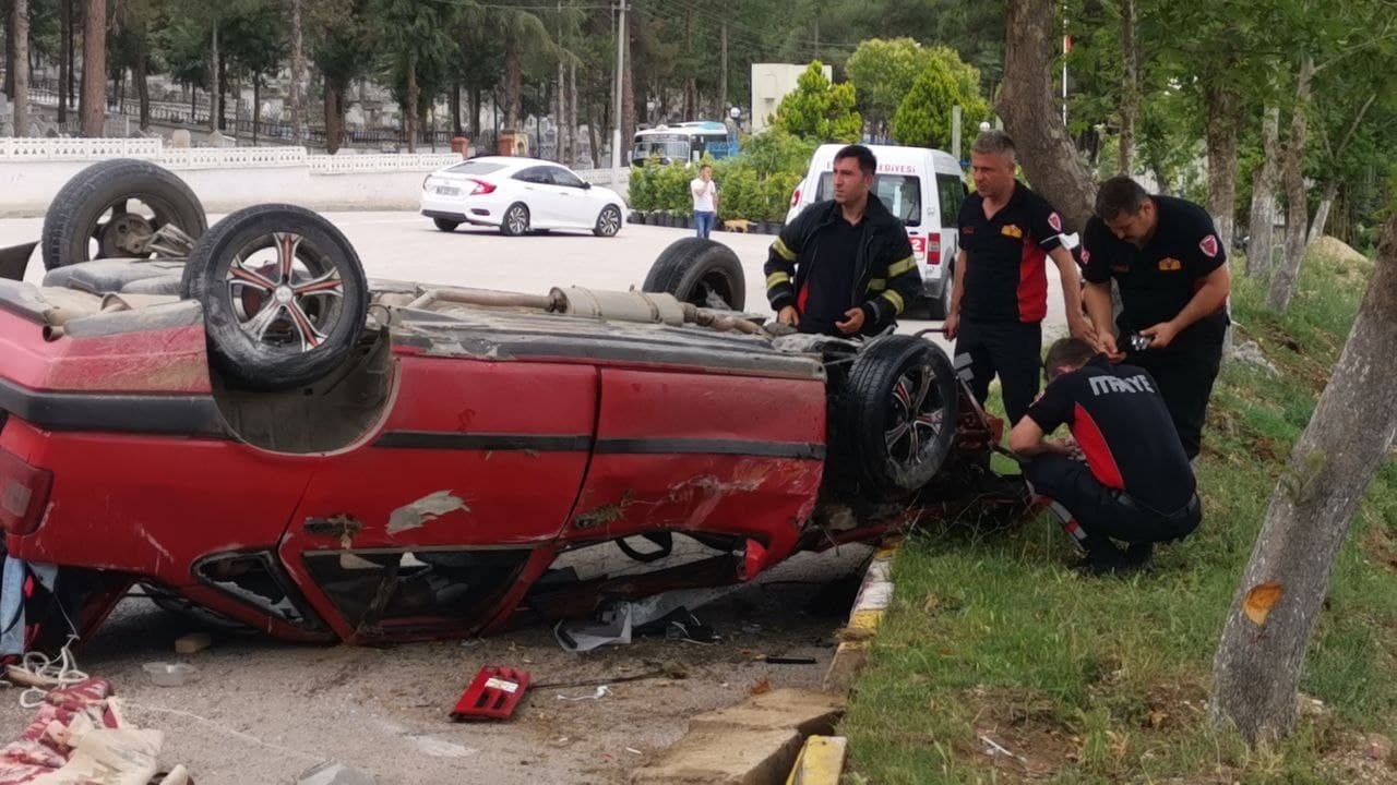 Tokat’ta 6 kişinin yaralandığı kaza anı güvenlik kamerasına yansıdı