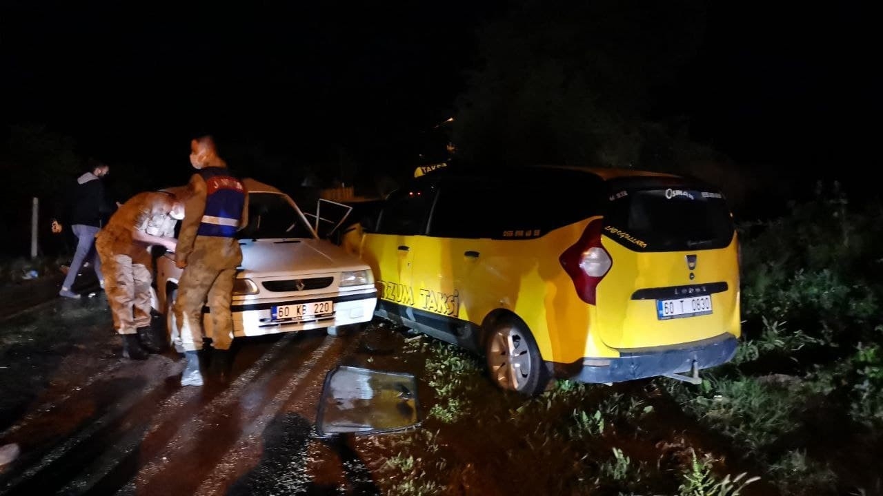 Tokat’ta iki otomobil çarpıştı: 6 yaralı
