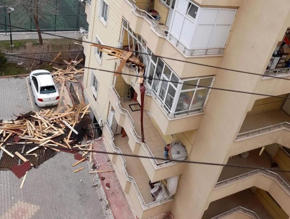 Tokat’ta şiddetli rüzgar ortalığı savaş alanına çevirdi