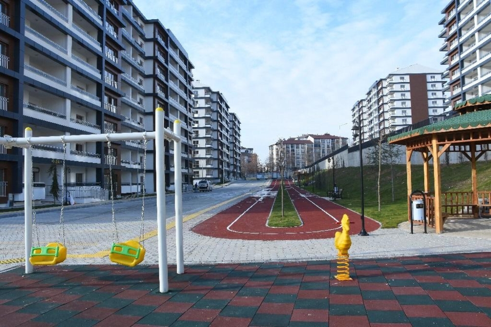 TOKİ depremde can kaybı yaşayan ailelerin yanında