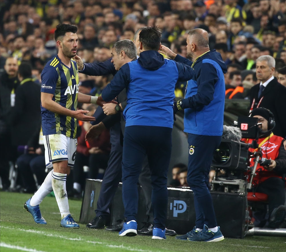 Tolgay ıslıklandı