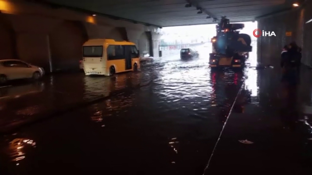 Topkapı’da alt geçidi su bastı