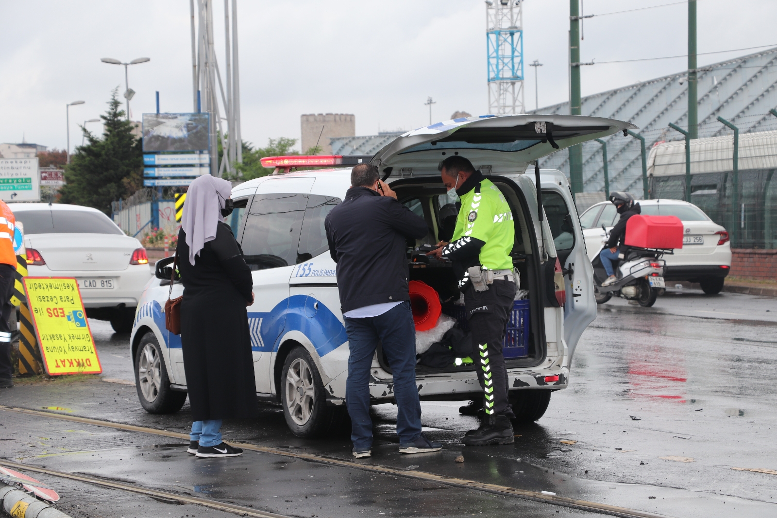 Topkapı’da otomobil tramvay yoluna girdi, seferler aksadı