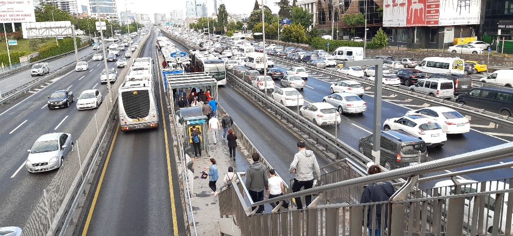 Toplu taşıma araçlarında ve duraklarda dikkat çeken yoğunluk