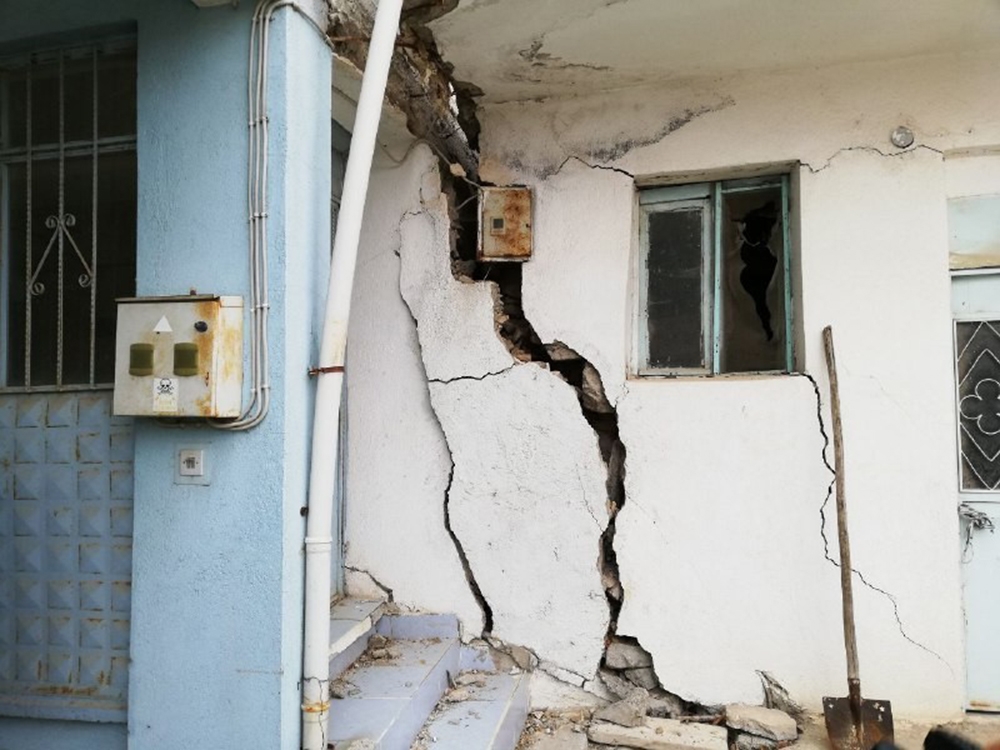 Topraktaki çatlak ve yarıklar yüzünden iki mahalle halkı diken üstünde yaşıyor