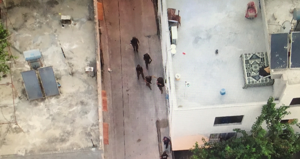 Torbacının tokalaşma taktiğini 