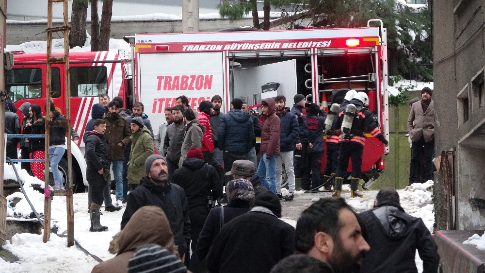 Trabzon’da elektrik trafosu patladı, mahalleli sokağa döküldü
