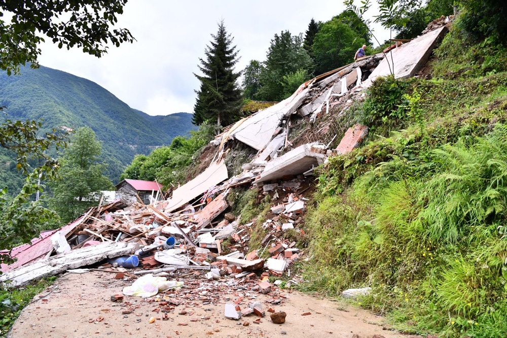 Trabzon’da heyelan nedeniyle kapanan mahalle yolları ulaşıma açıldı
