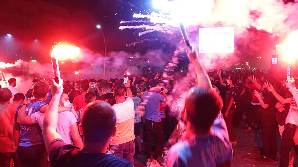 Trabzonspor taraftarı 10 yıl sonra gelen kupayı kutladı