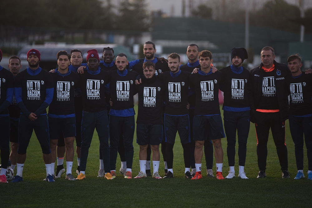 Trabzonsporlu futbolcular ’Irkçılığa hayır’ yazılı tişörtlerle antrenmana çıktı