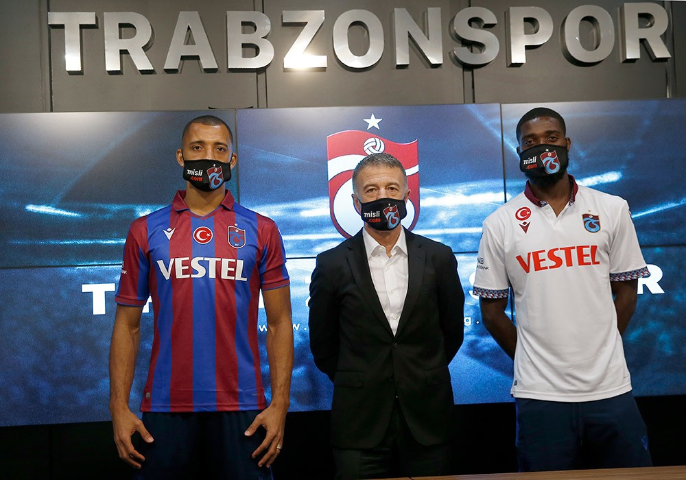 Trabzonspor’un yeni transferleri Vitor Hugo ve Djaniny Semedo için imza töreni düzenlendi
