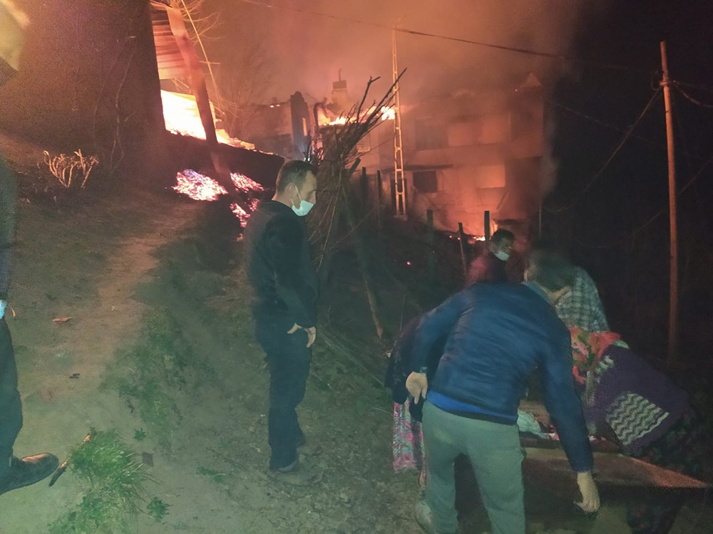 Trabzon’un Araklı ilçesi Taşgeçit mahallesinde çıkan yangın 6 saatte kontrol altına alındı