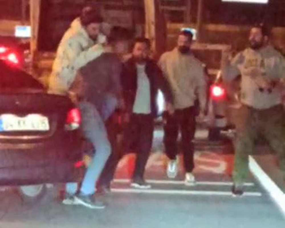 Trafiği tehlikeye düşüren kamyonet sürücüne dayak kamerada