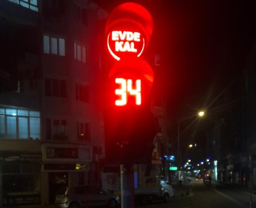 Trafik ışıklarıyla ’evde kal’ uyarısı