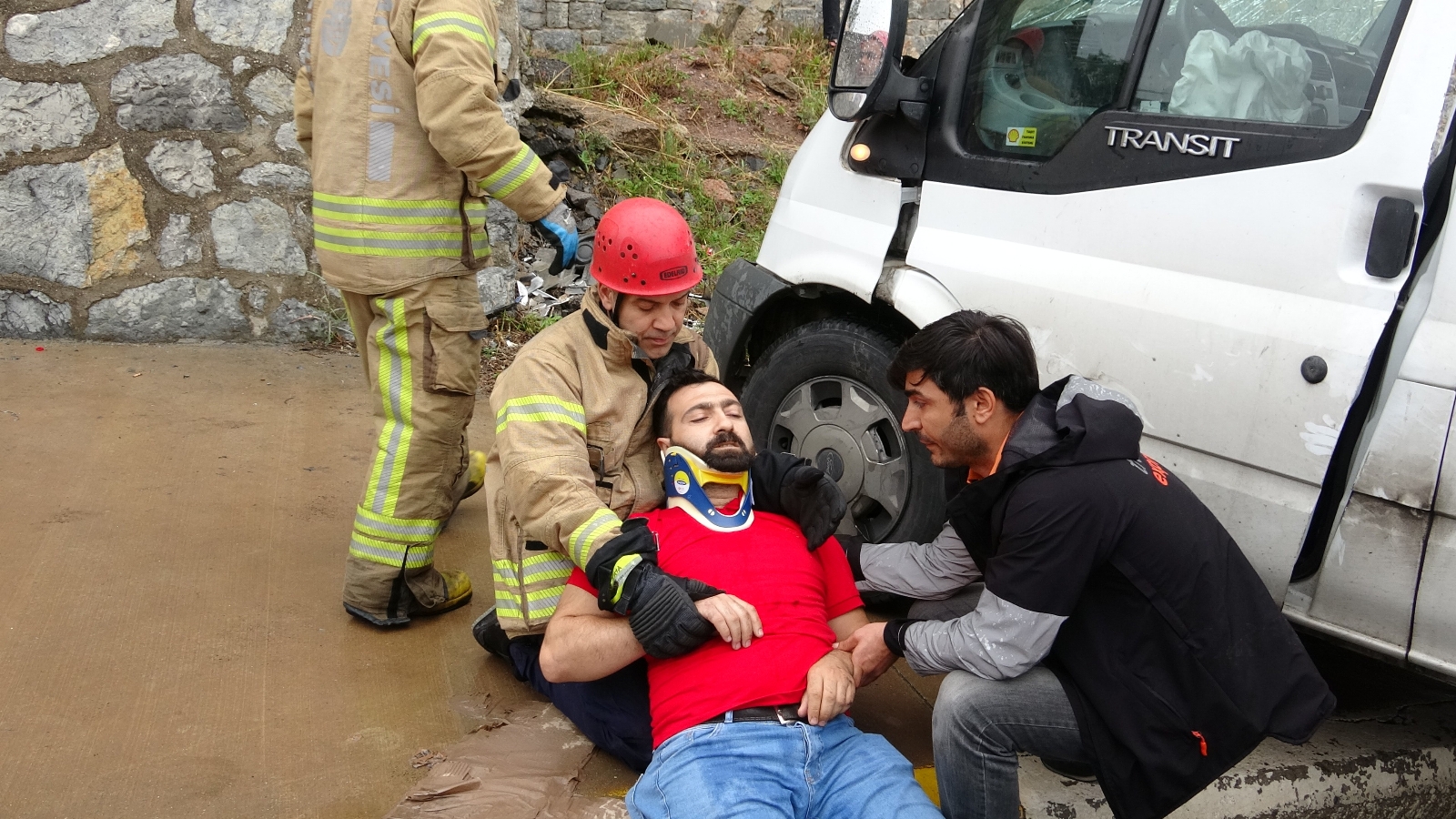 Trafik kazasında itfaiye erinden ilk yardım müdahalesi
