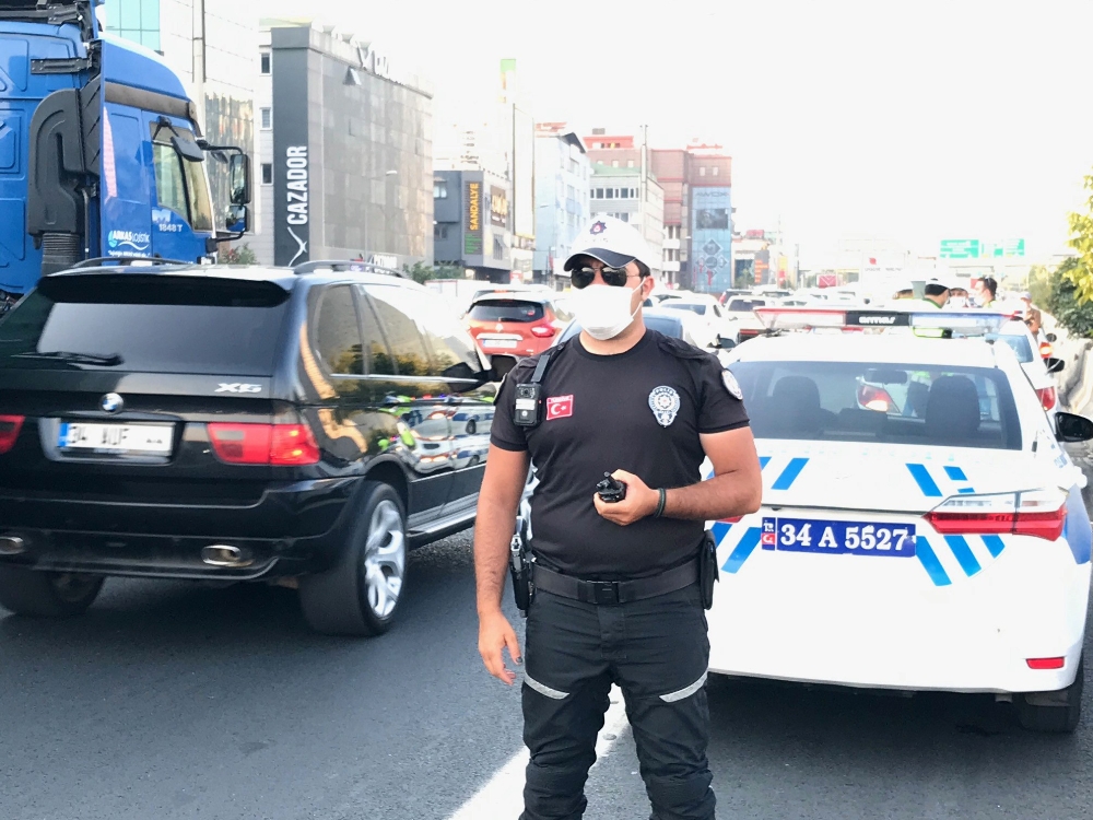 Trafik polisi ekipleri çakar ve emniyet şeridi denetimi yaptı