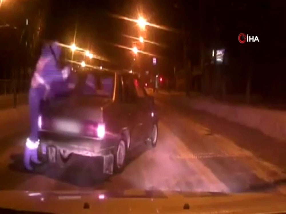 Trafik Polisi Hareket Halindeki Araca Binerek Sürücüyü Durdurdu