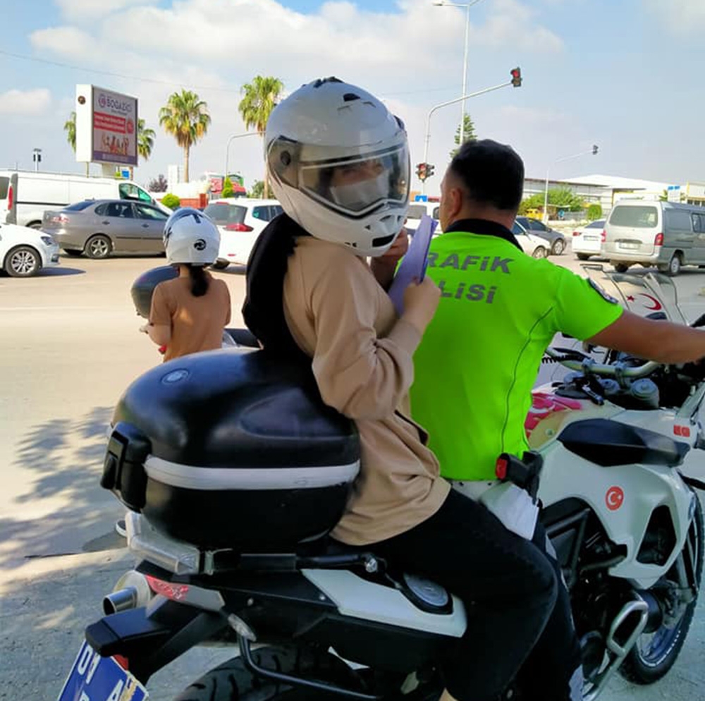 Trafik polisi, öğrenciye kendi kaskını takıp sınava yetiştirdi