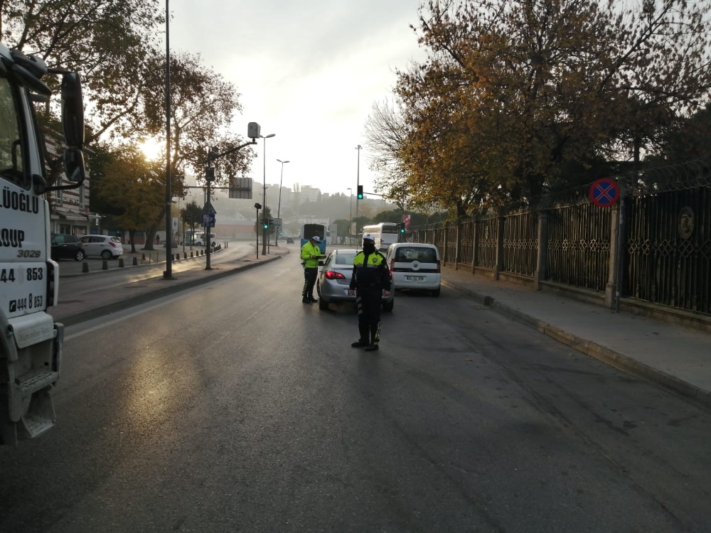 Trafik polisleri sabah saatlerinde sokağa çıkma kısıtlamasıyla ilgili denetimlerini sürdürdü