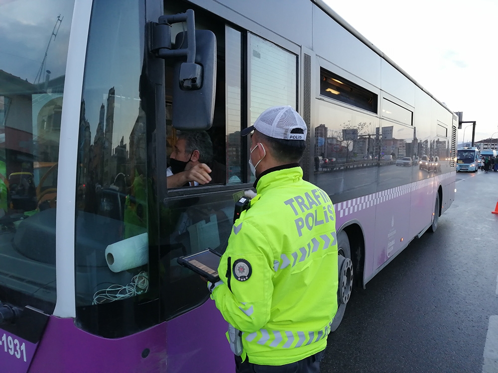 Trafik polislerinden toplu taşıma araçlarında Covid denetimi