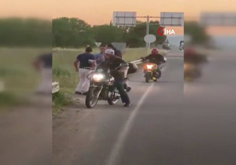 Trafikte dehşet anları: Elinde bıçakla böyle kovaladı