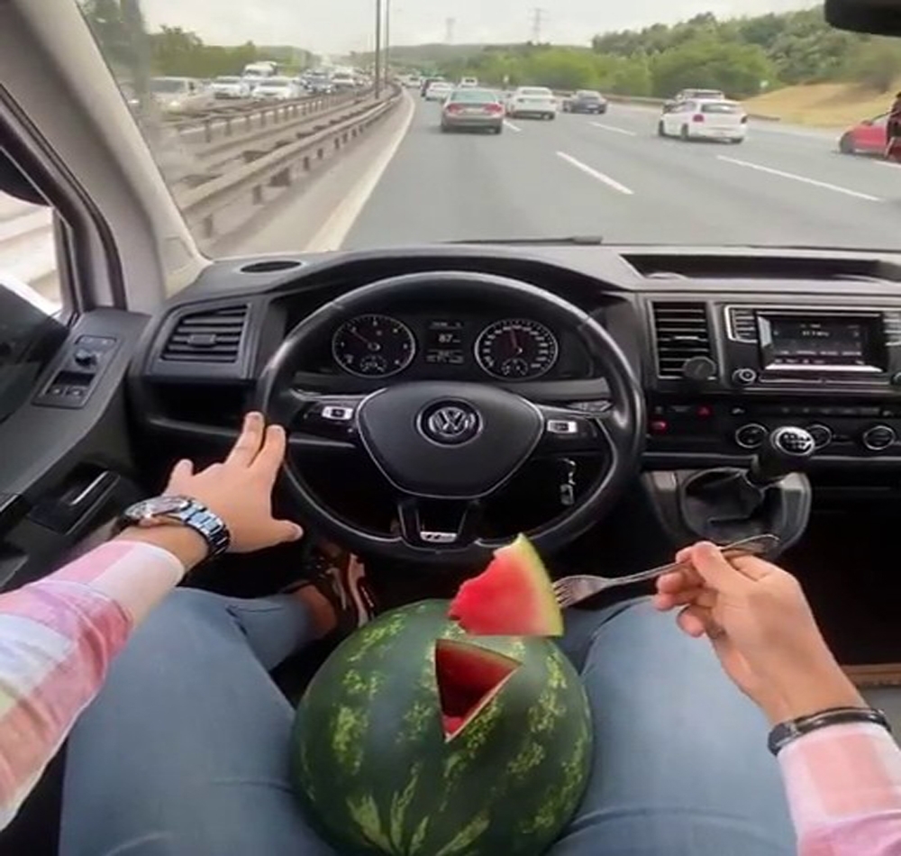 Trafikte karpuz yiyerek minibüs kullanan şahıs konuştu