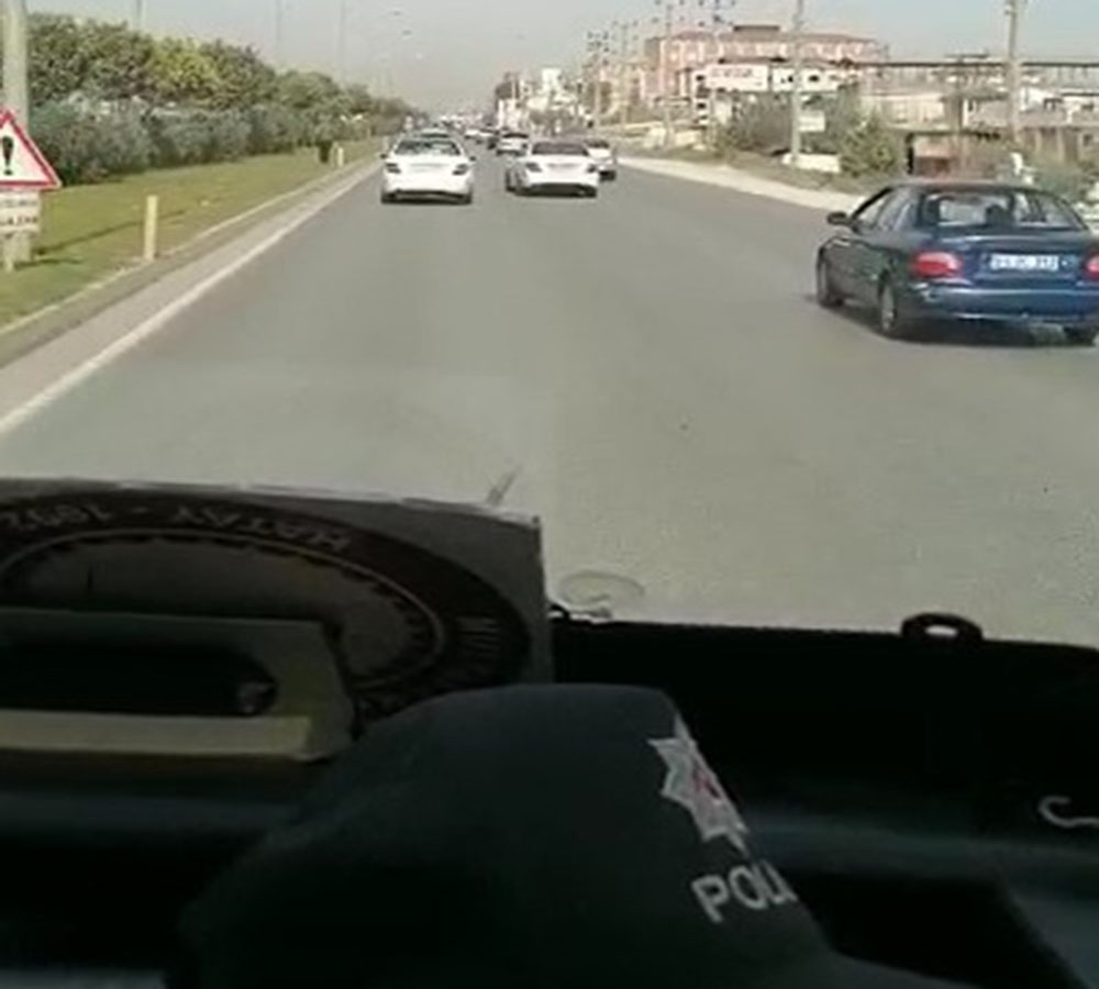 Trafikte makas atarken polis kamerasına yakalandı