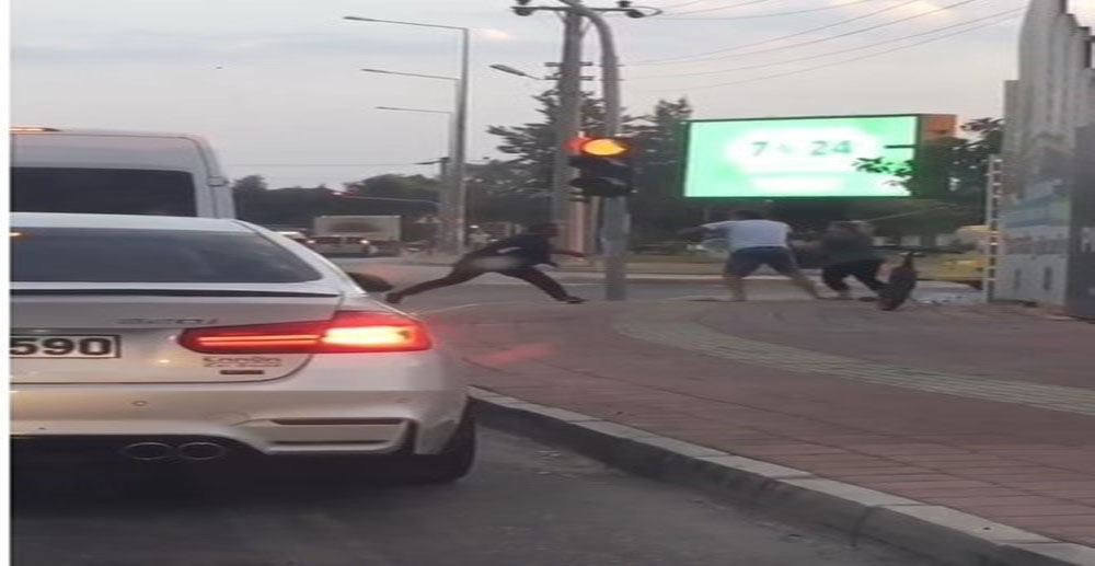 Trafikte sopalı kavga cep telefonu kamerasına yansıdı