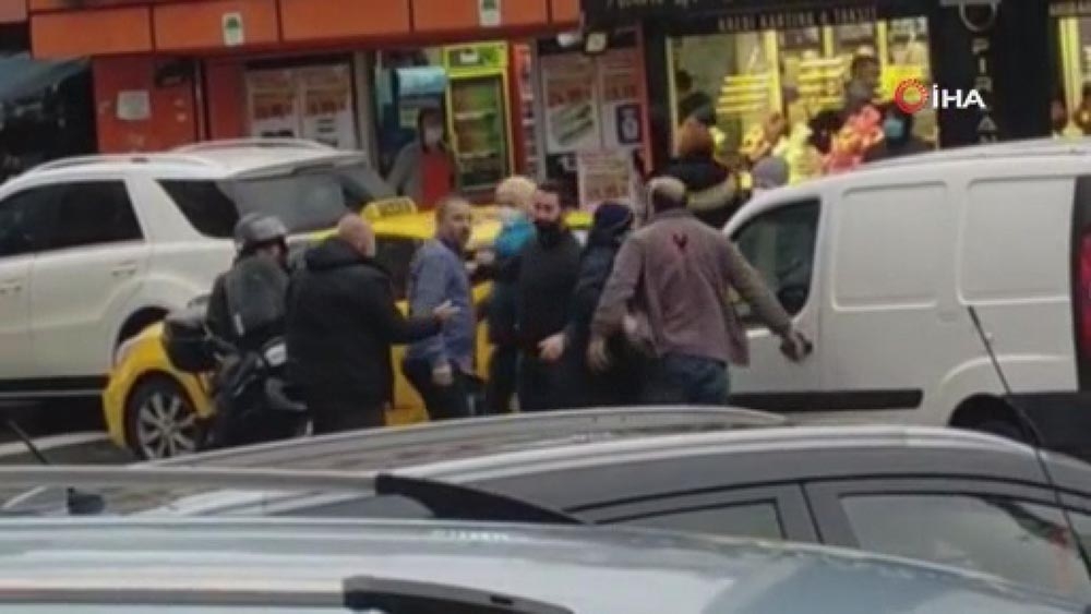 Trafikte sürücüler arasındaki tekmeli kavga kamerada