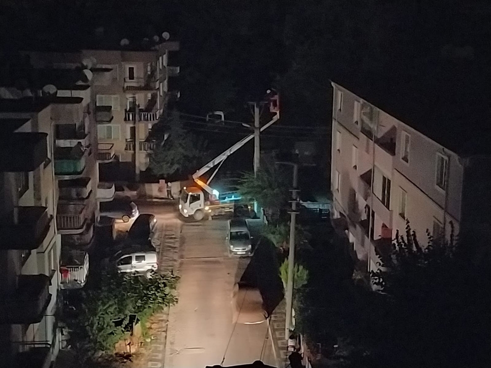 Trafo bomba gibi patladı, vatandaşlar yataklarından fırladı
