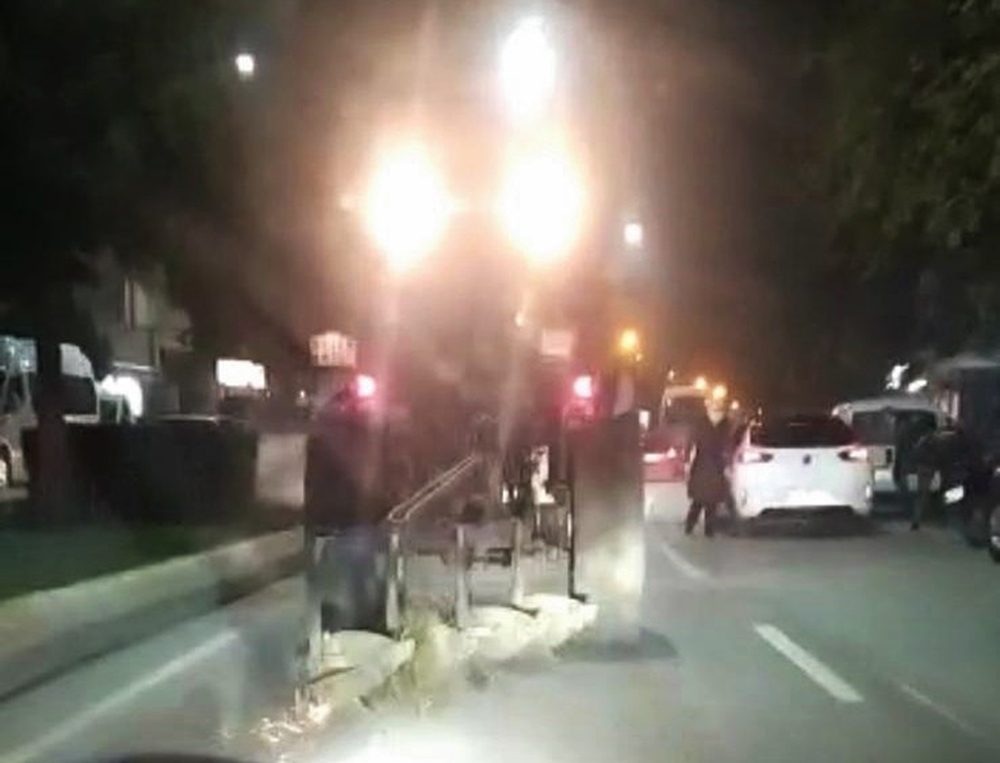 Traktör bu kez tarlayı değil yolu sürdü
