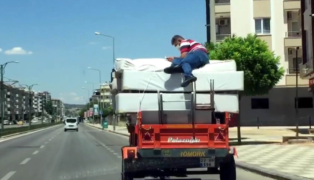 Traktör römorku üzerinde tehlikeli yolculuk