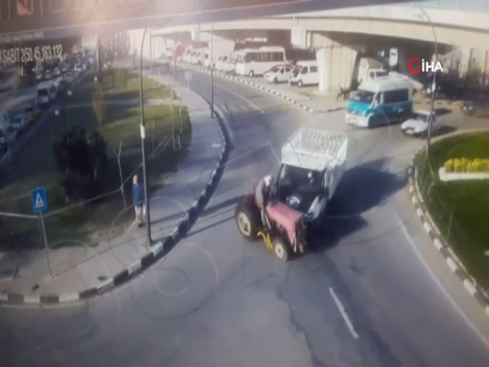 Traktörle kamyonetin çarpışma anı kamerada