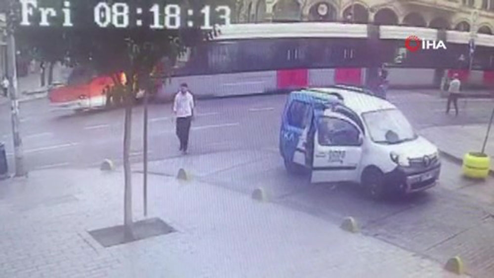 Tramvay ile otobüsünün çarpışma anı kamerada