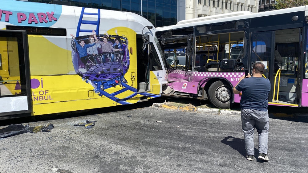 Tramvay otobüse çarptı: 2 yaralı