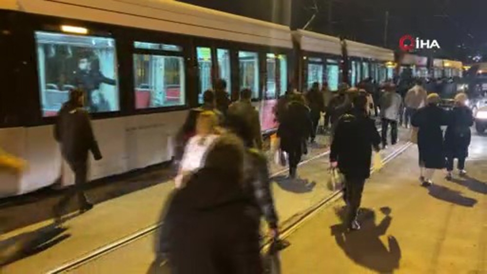 Tramvay trafikte ilerleyemedi, vatandaşlar raylardan yürüdü